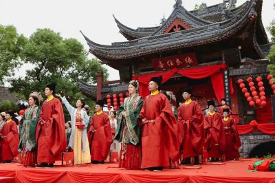 家国同庆 见证幸福! m88官网程明郭晶夫妻参加绍兴市青年人才水上集体婚礼